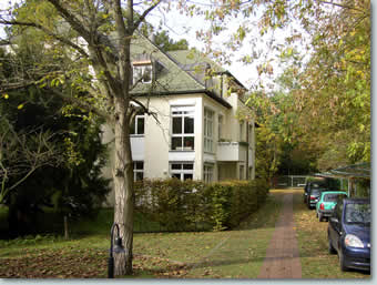 Blick von der Orangerie Richtung Parkvilla 1 und Einfahrt.