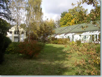 ...von der Grundstücksgrenze auf Parkvilla 2 und Orangerie.