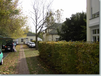 Auf der Mitte zwischen Einfahrt und Orangerie (hinten)...