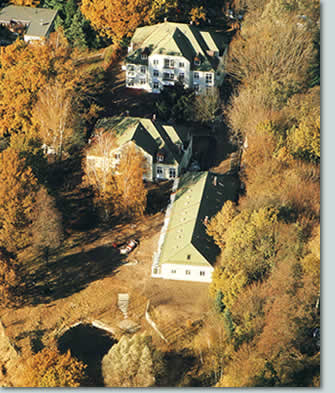 Das Parkgrundstück im Herbstgewand: Von oben nach unten die Parkvillen 1 und 2 sowie die Orangerie, alles von Osten aus gesehen.